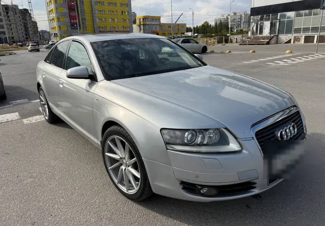 Серебристый седан Audi A6. На представленном ракурсе без заметных крупных кузовных повреждений.