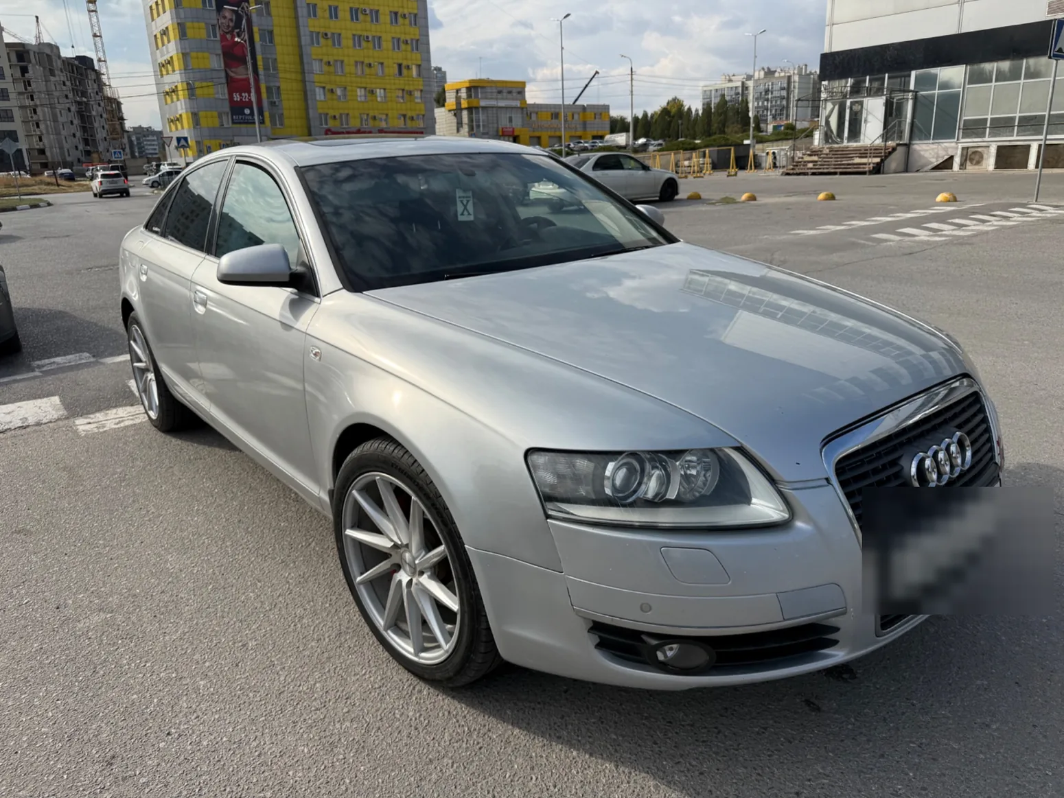 Серебристый седан Audi A6. На представленном ракурсе без заметных крупных кузовных повреждений.