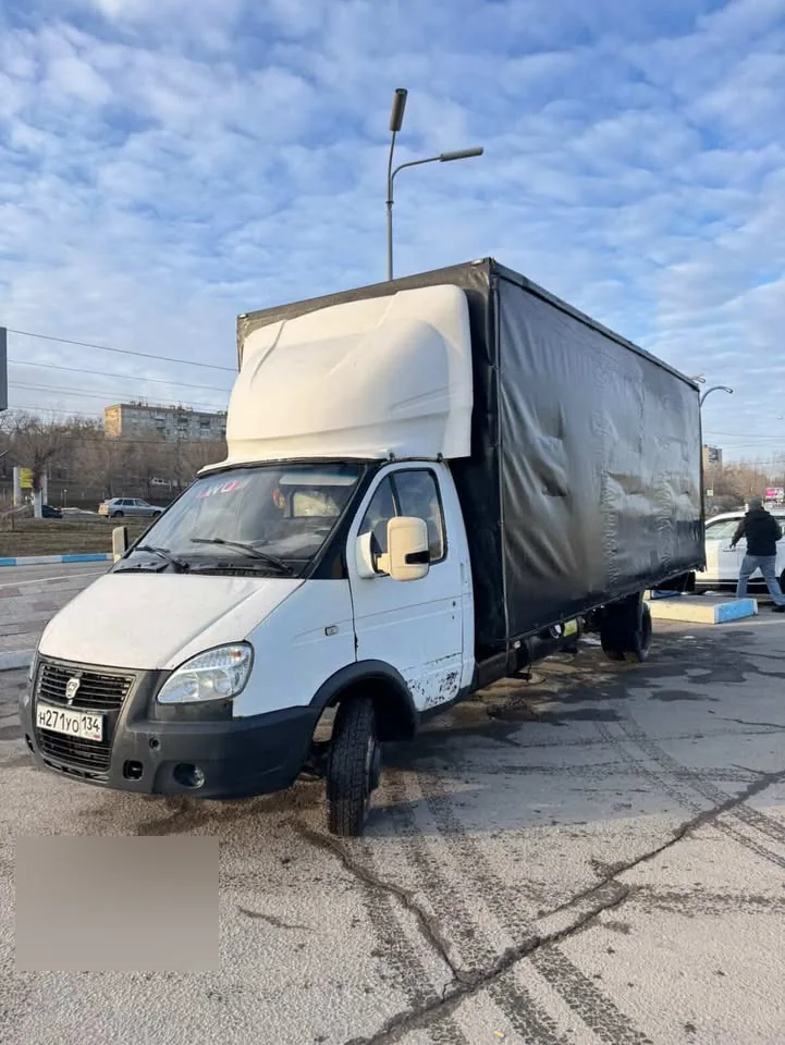 Белый грузовой автомобиль семейства ГАЗель с высоким тентованным кузовом; видны следы эксплуатации грузовой машины.