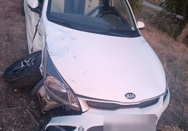 Белый Kia Rio с повреждением переднего угла: разбиты внешние элементы кузова, колесо отдельно.