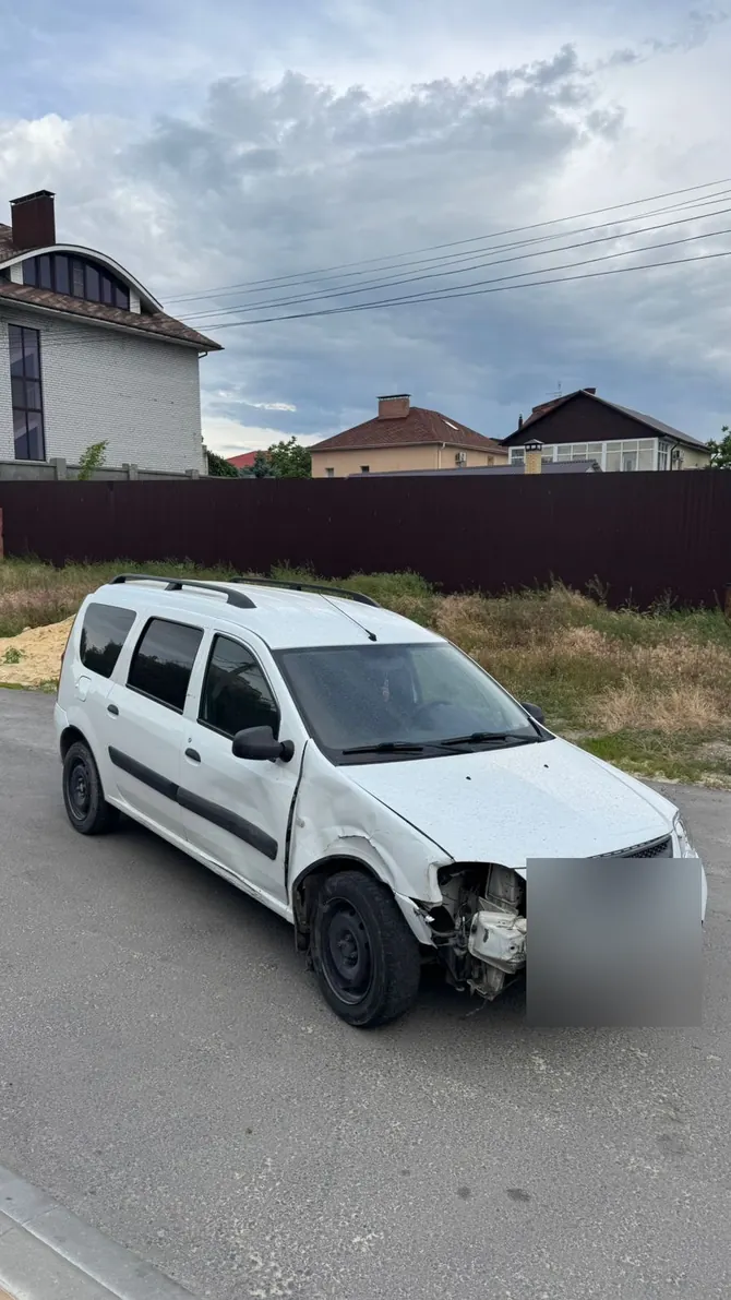 Белый универсал Lada Largus: передний угол повреждён, отсутствуют часть оптики и элементы бампера.