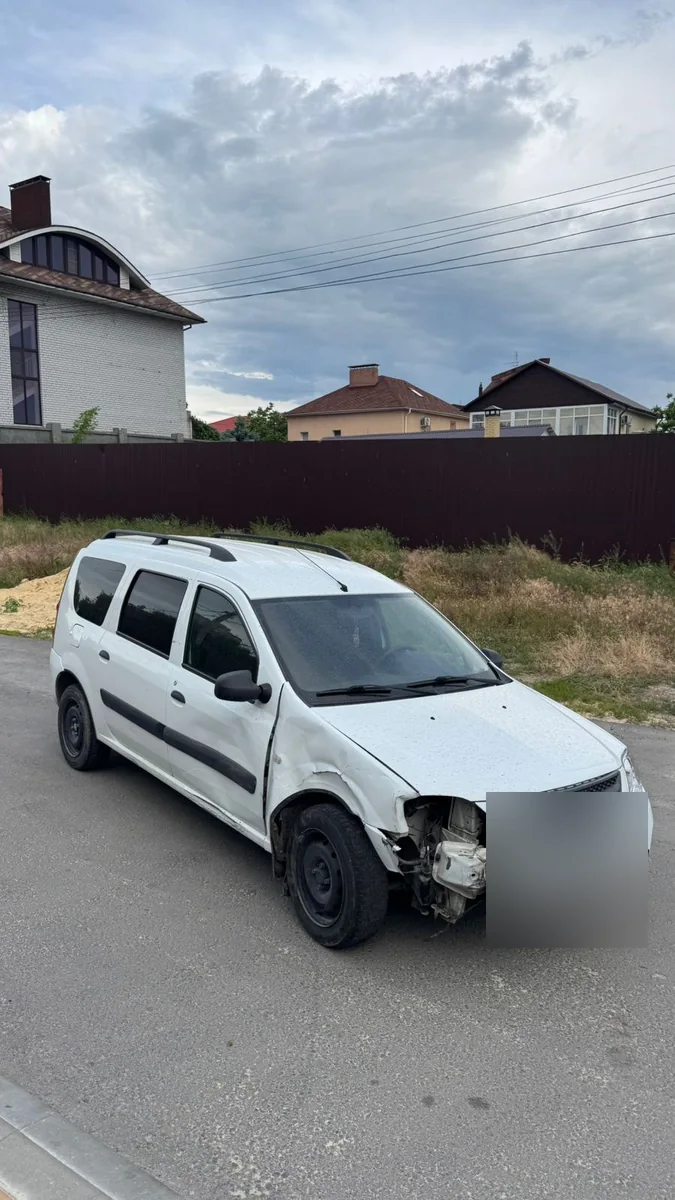 Белый универсал Lada Largus: передний угол повреждён, отсутствуют часть оптики и элементы бампера.