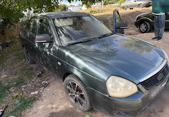 Lada Priora с заметными следами эксплуатации. На фото сохранён реальный вид автомобиля, без ретуши кузова.