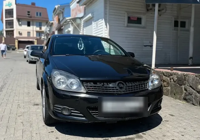 Чёрный Opel Astra в обычном состоянии на момент фотосъёмки.