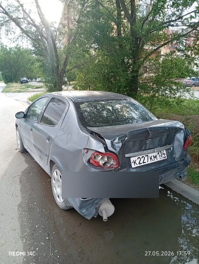 Серебристый Peugeot 206 после сильного удара сзади: смяты крышка багажника, задняя панель и бампер.